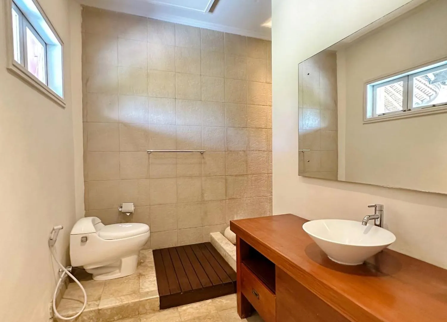 Villa In Umalas, 4Bdr Pool & Spa Canggu  Indonesia